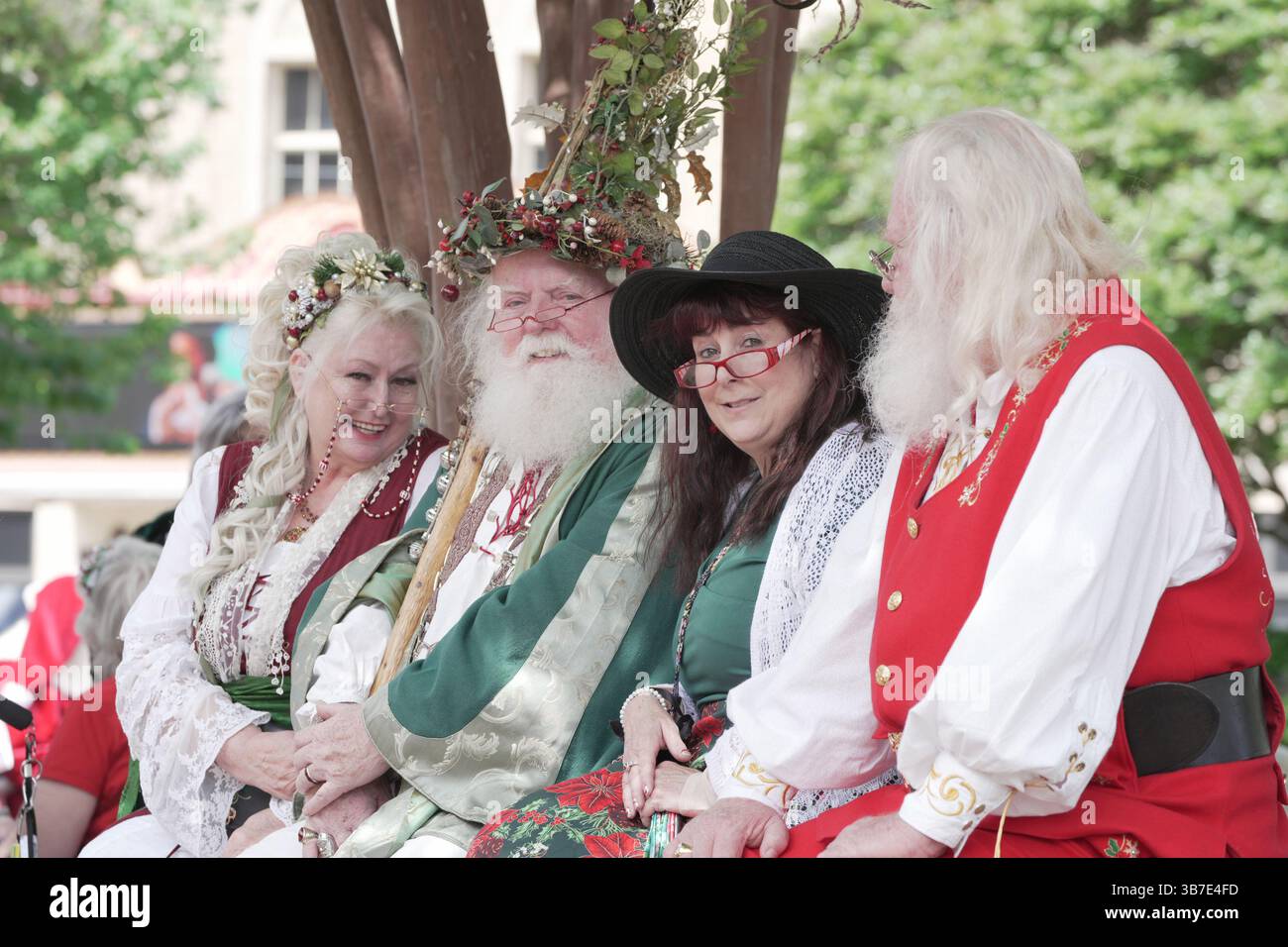 28 aprile 2024, Memphis, Tennessee, Stati Uniti: Centinaia di Santas provenienti da tutti gli Stati Uniti sono scesi al Renasant Convention Center durante la International Brotherhood of Real Bearded Santas (IBRBS) International Santa Celebration (ISC) a Memphis, Tennessee, dal 25 al 28 aprile 2024. L'evento è stato pieno di workshop, conferenze, venditori, terminando con una sfilata nella storica Beale Street. (Immagine di credito: © Karen Focht/ZUMA Press Wire) Foto Stock