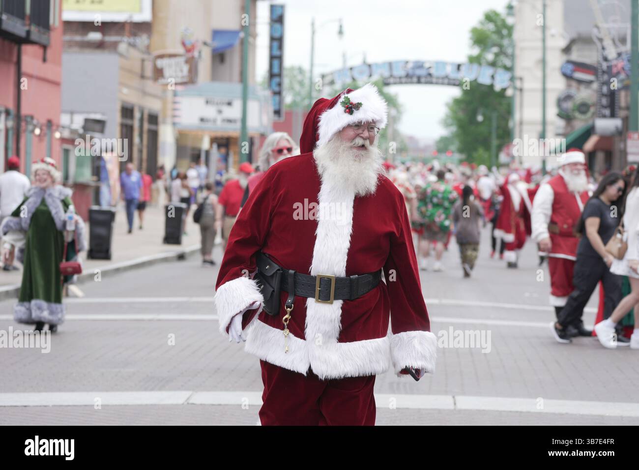 28 aprile 2024, Memphis, Tennessee, Stati Uniti: Centinaia di Santas provenienti da tutti gli Stati Uniti sono scesi al Renasant Convention Center durante la International Brotherhood of Real Bearded Santas (IBRBS) International Santa Celebration (ISC) a Memphis, Tennessee, dal 25 al 28 aprile 2024. L'evento è stato pieno di workshop, conferenze, venditori, terminando con una sfilata nella storica Beale Street. (Immagine di credito: © Karen Focht/ZUMA Press Wire) Foto Stock