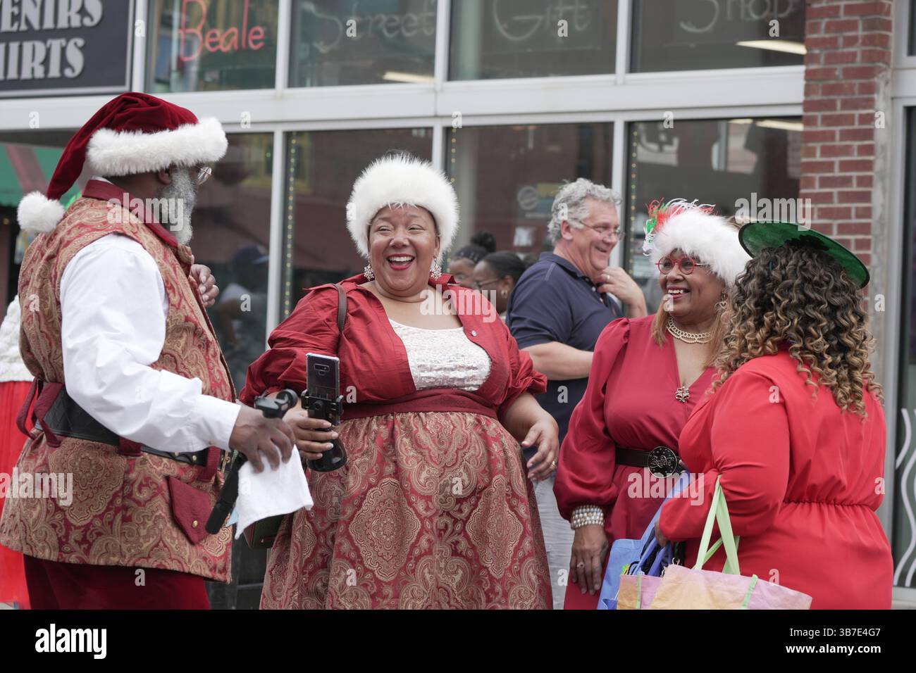 28 aprile 2024, Memphis, Tennessee, Stati Uniti: Centinaia di Santas provenienti da tutti gli Stati Uniti sono scesi al Renasant Convention Center durante la International Brotherhood of Real Bearded Santas (IBRBS) International Santa Celebration (ISC) a Memphis, Tennessee, dal 25 al 28 aprile 2024. L'evento è stato pieno di workshop, conferenze, venditori, terminando con una sfilata nella storica Beale Street. (Immagine di credito: © Karen Focht/ZUMA Press Wire) Foto Stock
