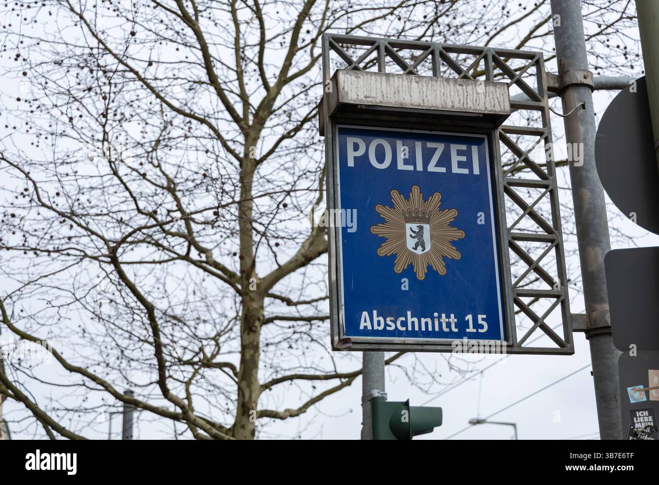 Segno di una stazione di polizia tedesca "Polizei", Abschnitt 15, a Berlino. Il cartello blu presenta l'emblema della polizia con uno stemma di orso, incorniciato da un filo metallico Foto Stock