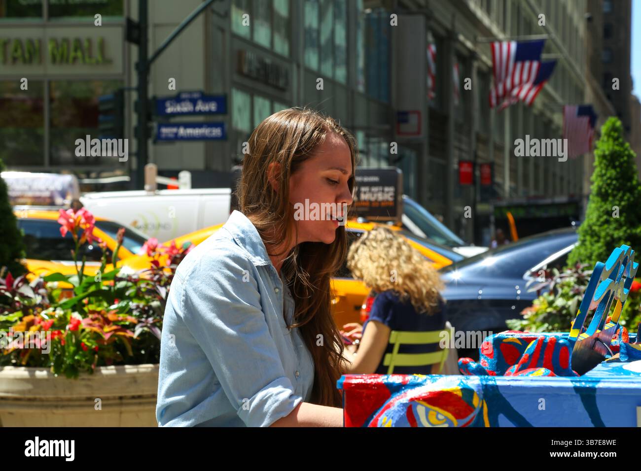 New York City, New York – 5 giugno 2013: Cantate per Hope Places pianoforti colorati in Herald Square, invitando il pubblico a interagire con la musica. Foto Stock
