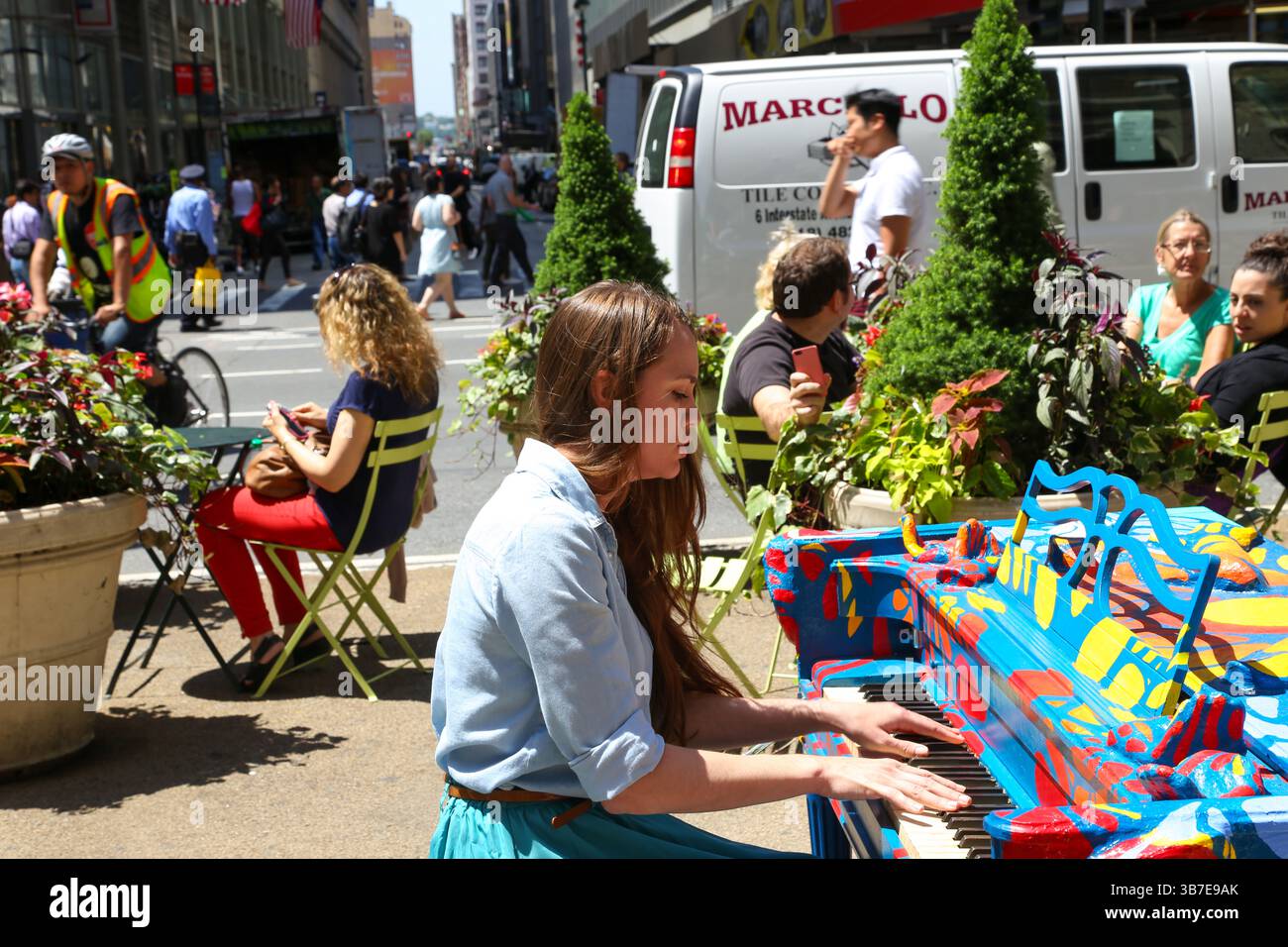 New York City, New York – 5 giugno 2013: Cantate per Hope Places pianoforti colorati in Herald Square, invitando il pubblico a interagire con la musica. Foto Stock