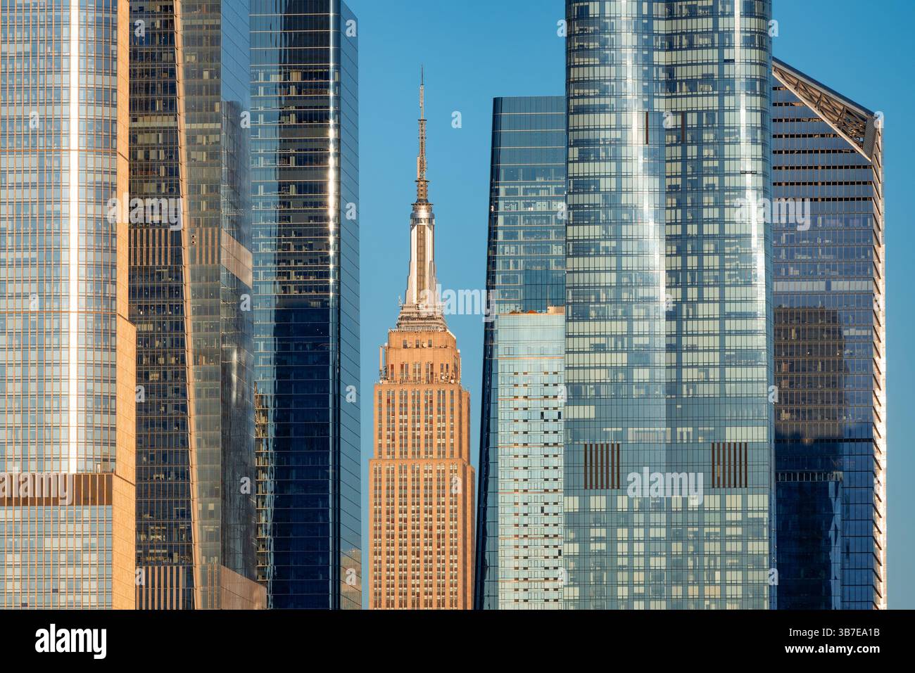 L'Empire State Building è annidato tra i grattacieli Hudson Yards. Midtown Manhattan West, New York City Foto Stock