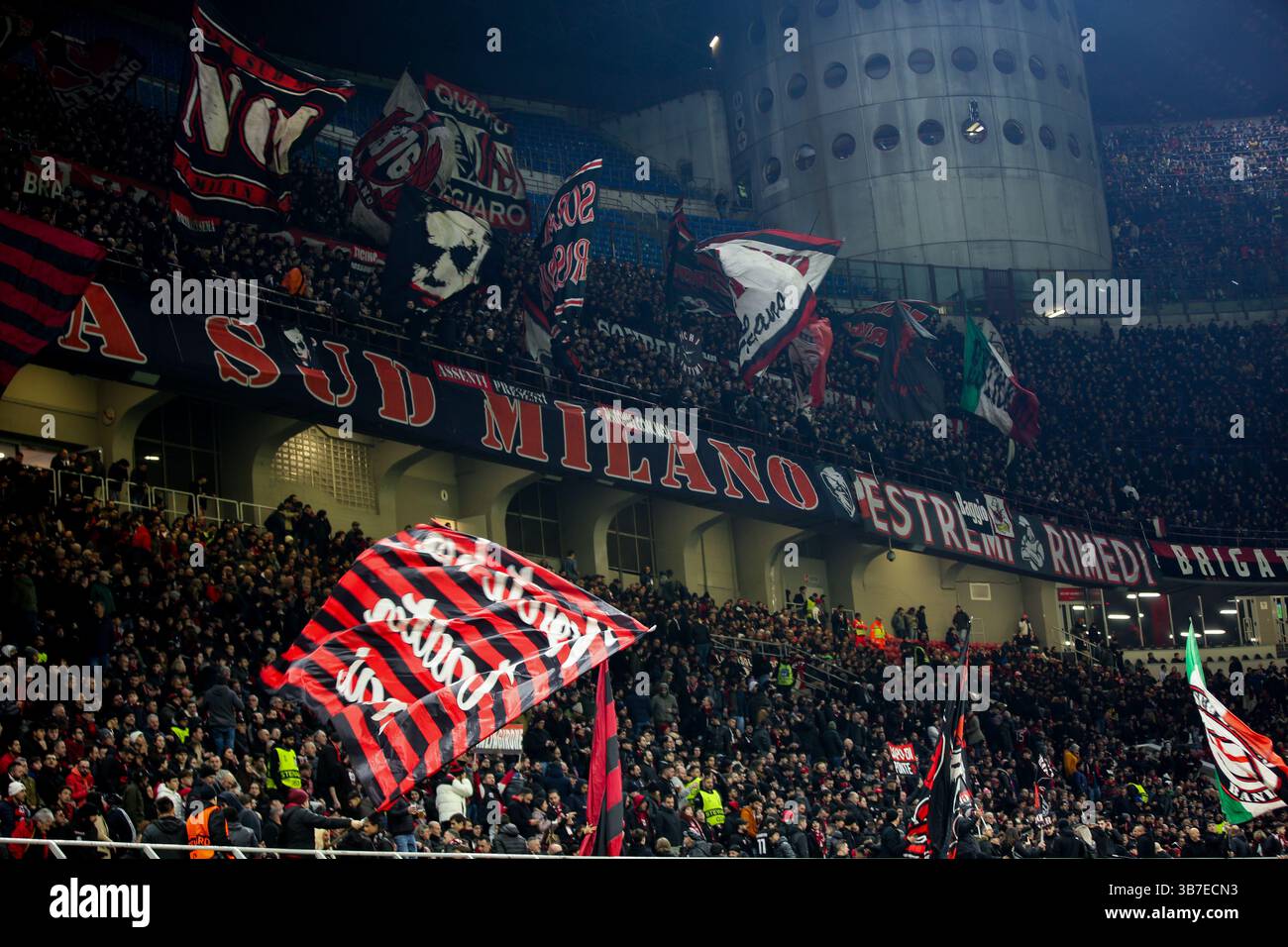 7 marzo 2024, Milano, Lombardia, Italia: AC Milan tifosi della curva Sud nella partita di andata dei 16 turni di UEFA Europa League tra AC Milan e Slavia Praha allo Stadio San Siro di Milano, Italia (Credit Image: © Mickael Chavet/ZUMA Press Wire) Foto Stock
