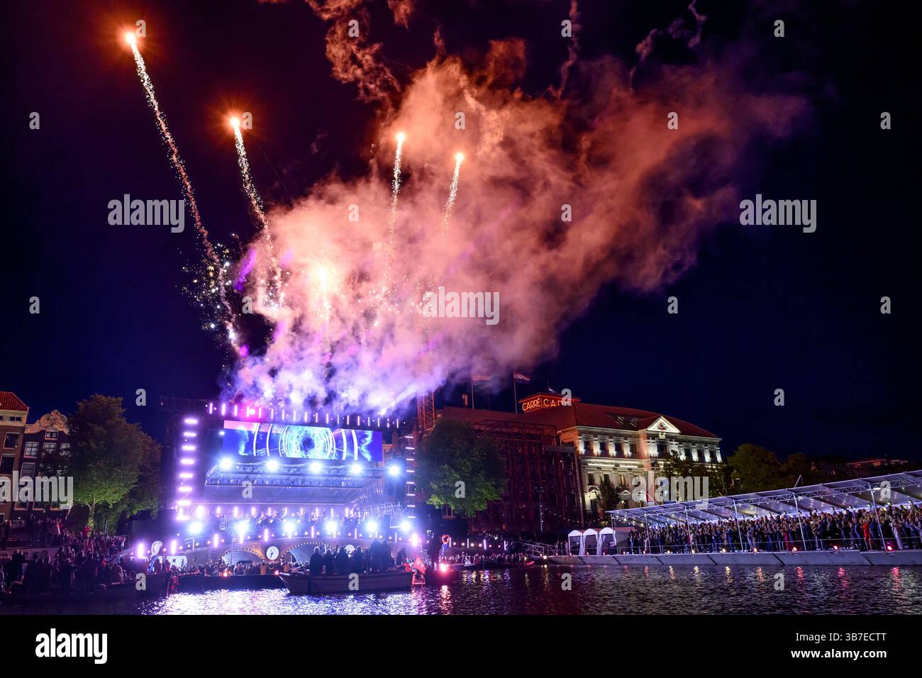 Amsterdam, Paesi Bassi, 2025-05-05 22:06:13 AMSTERDAM, 05-05-2025, De AmstelKing Willem-Alexander e Queen Maxima durante il concerto del 5 maggio in occasione della chiusura della Festa della Liberazione Nazionale. Il concerto si svolge tradizionalmente su e intorno all'Amstel di fronte al Royal Theater Carré. FOTO: NLBeeld/Patrick van Emst crediti: NL Beeld / Patrick van Emst Foto Stock
