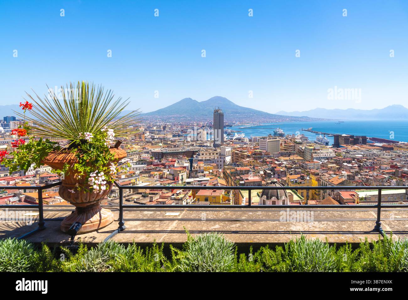 Napoli, Italia: Vista panoramica della città con il Vesuvio sullo sfondo Foto Stock
