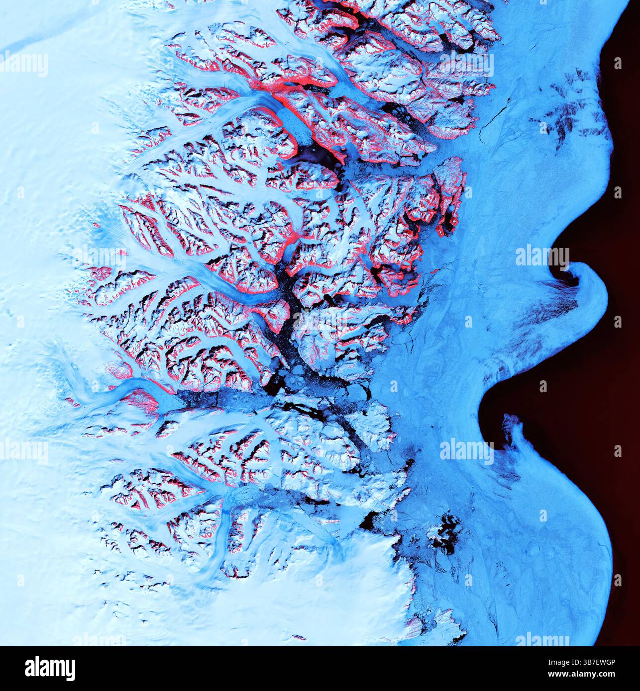 Ice Waves - 21 maggio 2001 Descrizione: Lungo la costa sud-orientale della Groenlandia, un'intricata rete di fiordi imbocca il ghiaccio glaciale fino all'Atlantico Foto Stock