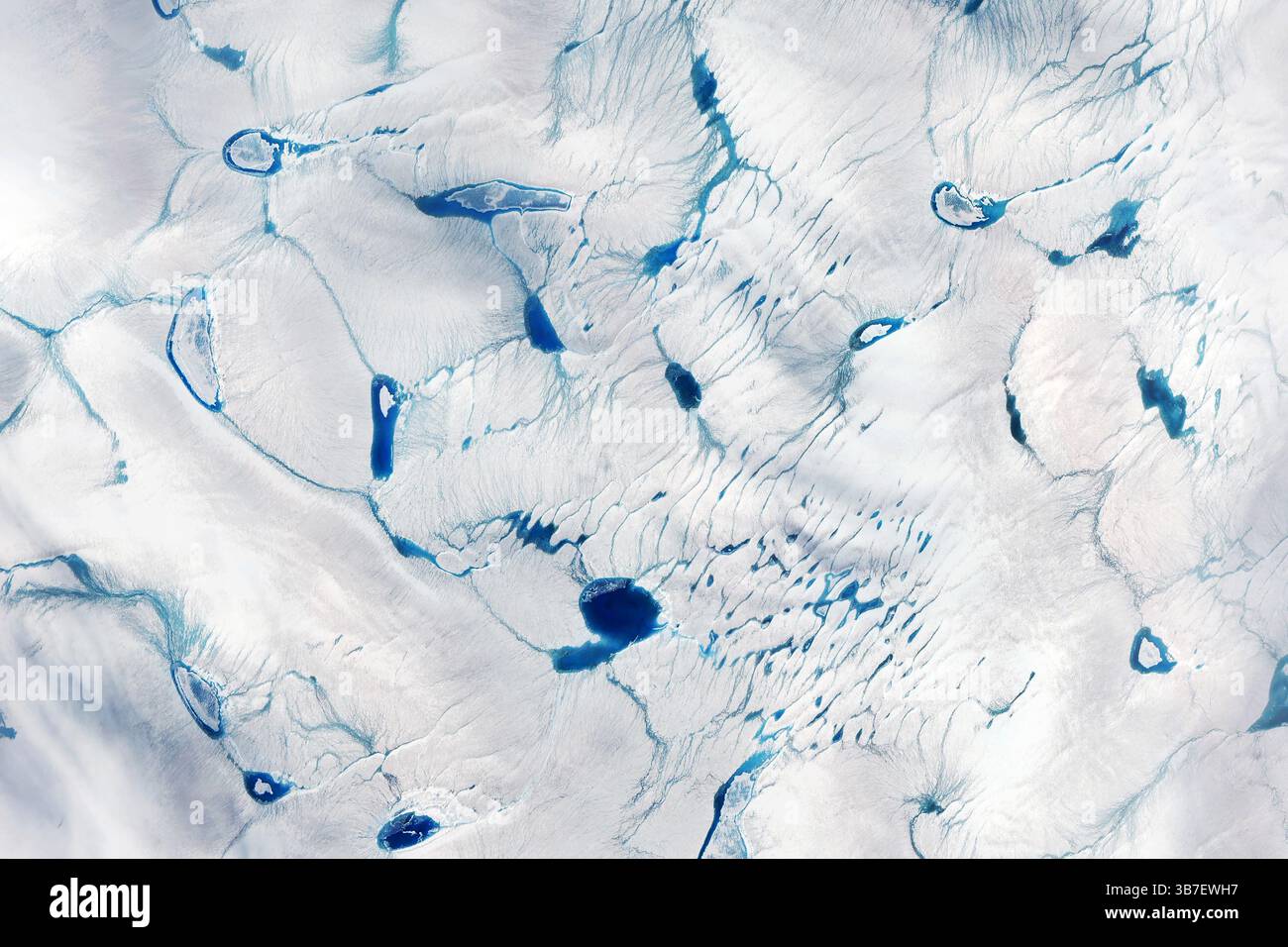 Laghi e torrenti mostrano i primi segni di scioglimento del ghiaccio Foto Stock