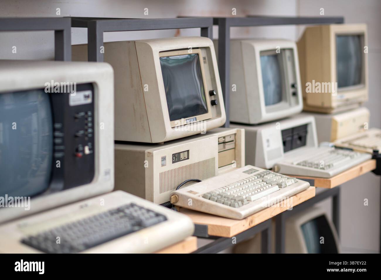 Pavia, Lombardia, Italia - 13 marzo 2025: Personal computer d'epoca esposti sugli scaffali del Museo MUSDI, in mostra l'evoluzione della tecnologia e della tecnologia Foto Stock