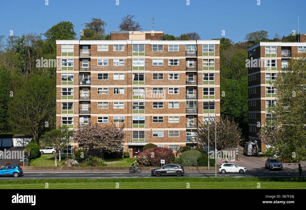 Appartamenti o condomini in London Road A23 vicino a Withdean Park , Brighton con traffico di passaggio , Sussex UK Foto Stock