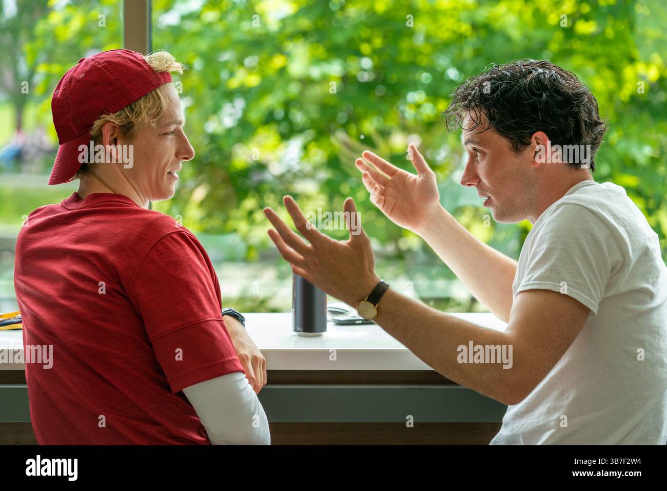 DATA DI RILASCIO: 26 aprile 2024. TITOLO: Challengers. STUDIO: MGM. DIRETTORE: Luca Guadagnino. TRAMA: Tashi, un ex prodigio del tennis diventato allenatore, è sposato con un campione in una serie perdente. La sua strategia per la redenzione di suo marito prende una piega sorprendente quando deve affrontare il suo ex migliore amico e l'ex fidanzato di Tashi. PROTAGONISTA: MIKE FAIST interpreta Art, JOSH o'CONNOR interpreta Patrick. (Immagine di credito: © MGM/Entertainment Pictures/ZUMAPRESS.com) Foto Stock