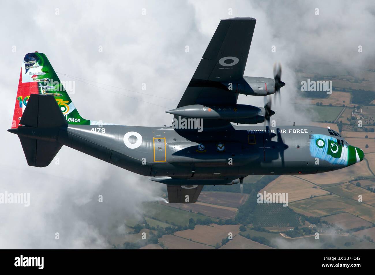 Questo Lockheed Martin C-130E Hercules, registrazione 4178, serve con la Pakistan Air Force. Presenta dipinti di anniversario e arte della coda come parte della livrea commemorativa. Il C-130E è un velivolo versatile, utilizzato per il trasporto aereo strategico, il trasporto merci, lo spiegamento delle truppe e l'assistenza umanitaria, che mette in mostra le capacità operative della Pakistan Air Force. Foto Stock