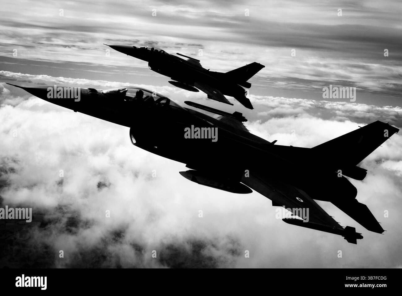 L'Hellenic Air Force F-16C Fighting Falcon, che partecipa a un volo di formazione stretta, dimostra le sue capacità avanzate nel combattimento multiruolo, comprese le missioni aria-aria e aria-terra. Foto Stock