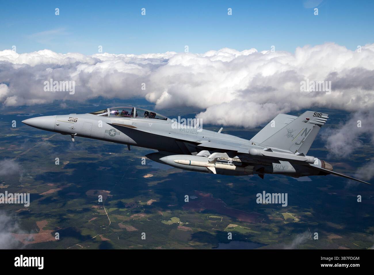 La Marina degli Stati Uniti gestisce il Boeing EA-18G Growler, con registrazione 516, in Finlandia per la guerra elettronica e la preparazione al combattimento. Questo aereo è progettato per bloccare radar e comunicazioni nemiche, una componente chiave nelle moderne tattiche di combattimento aereo. Foto Stock