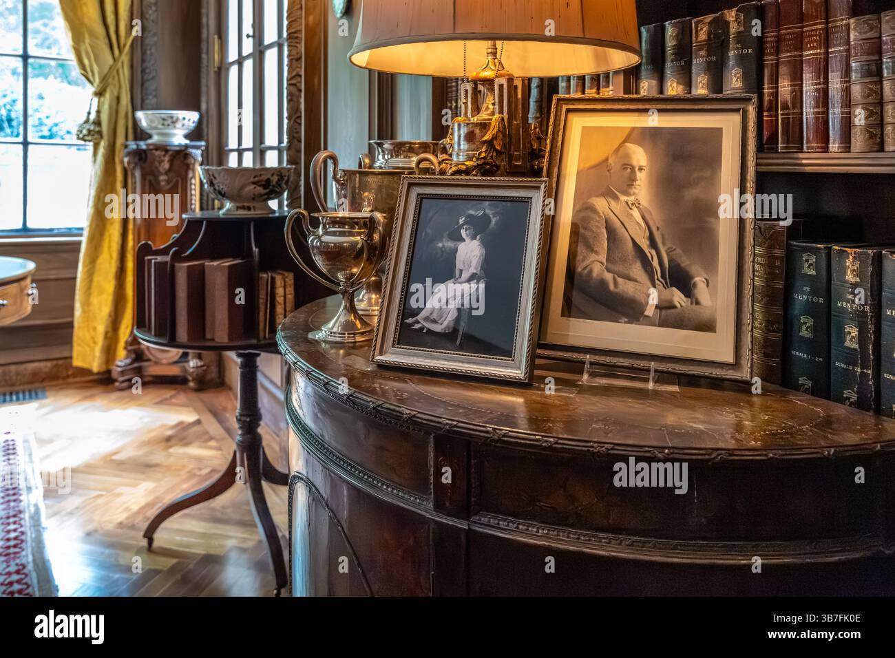 Storica biblioteca della residenza Swan House del 1928 con ritratti dei proprietari di case Edward ed Emily Inman all'Atlanta History Center di Atlanta, Georgia. (USA) Foto Stock