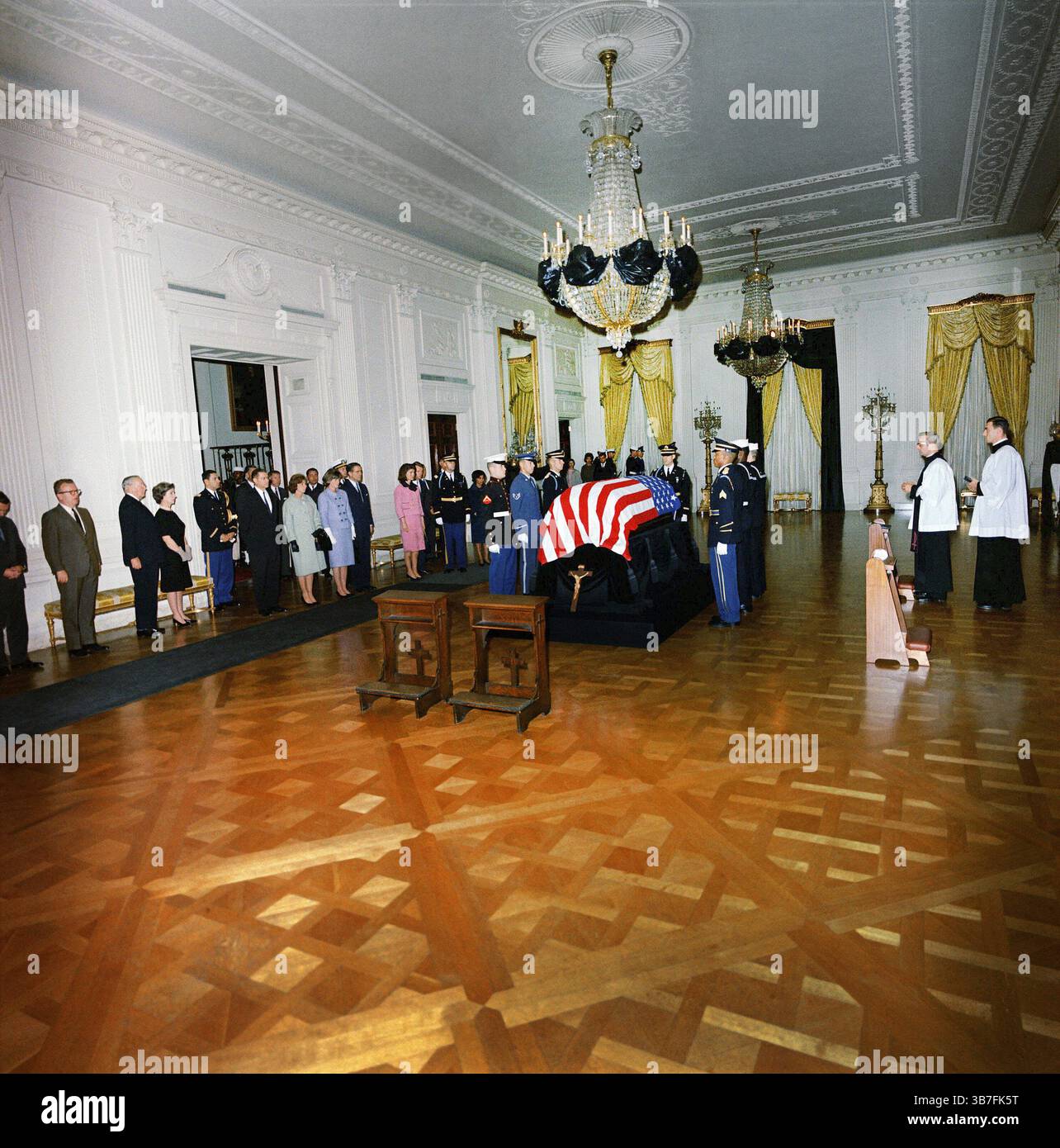 23 novembre 1963, Washington, Distretto di Columbia, Stati Uniti: Bara drappeggiata di bandiera del defunto presidente degli Stati Uniti John Kennedyâ€™S, First Lady Jacqueline Kennedy, Procuratore generale, Robert Kennedy, Jean Kennedy Smith, Ethel Skakel Kennedy, R. Sargent Shriver, Janet Auchincloss, Hugh D. Auchincloss; Segretario della difesa, Robert S. McNamara, tra gli altri in lutto, East Room, Casa Bianca, Washington, D.C., USA, Robert Knudsen, White House Photographs, 23 novembre 1963 (Credit Image: © JT Vintage via ZUMA Press Wire) Foto Stock