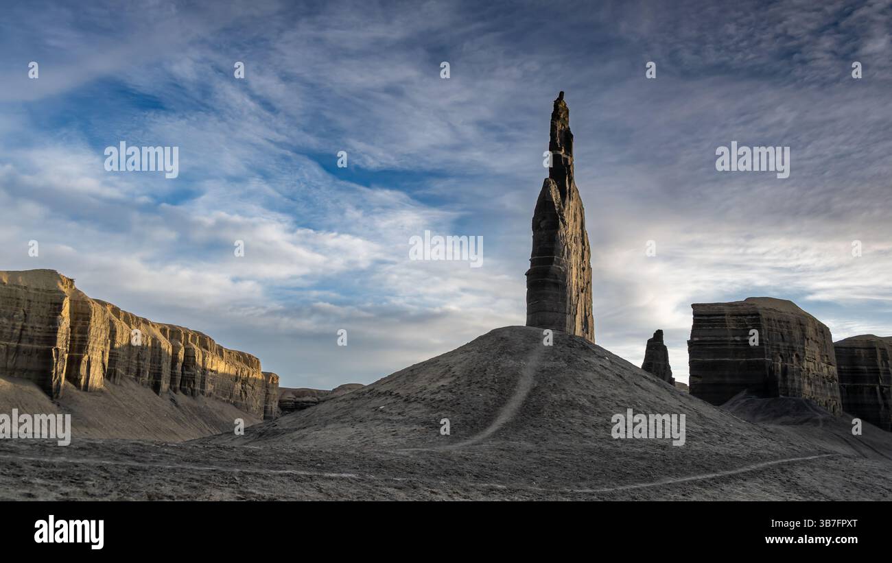 Prima luce su Silver Spire (alias Dark Spire, Pinnacle), San Rafael Swell, vicino Hanksville, Utah. Foto Stock