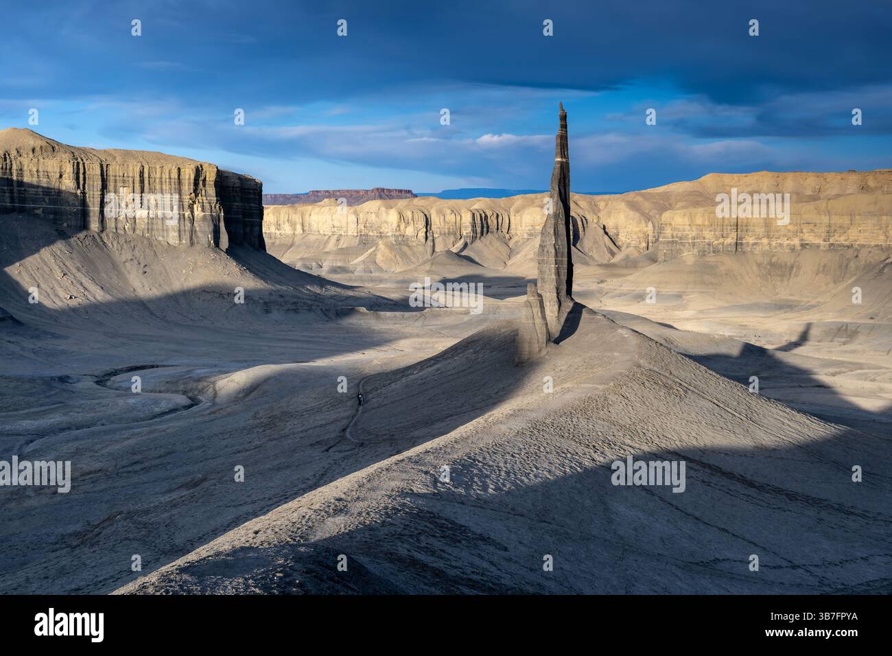 Prima luce su Silver Spire (alias Dark Spire, Pinnacle), San Rafael Swell, vicino Hanksville, Utah. Foto Stock