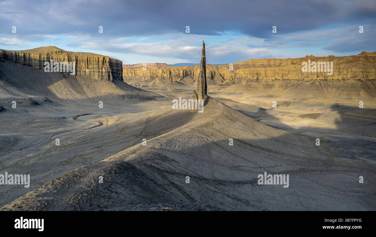 Prima luce su Silver Spire (alias Dark Spire, Pinnacle), San Rafael Swell, vicino Hanksville, Utah. Foto Stock