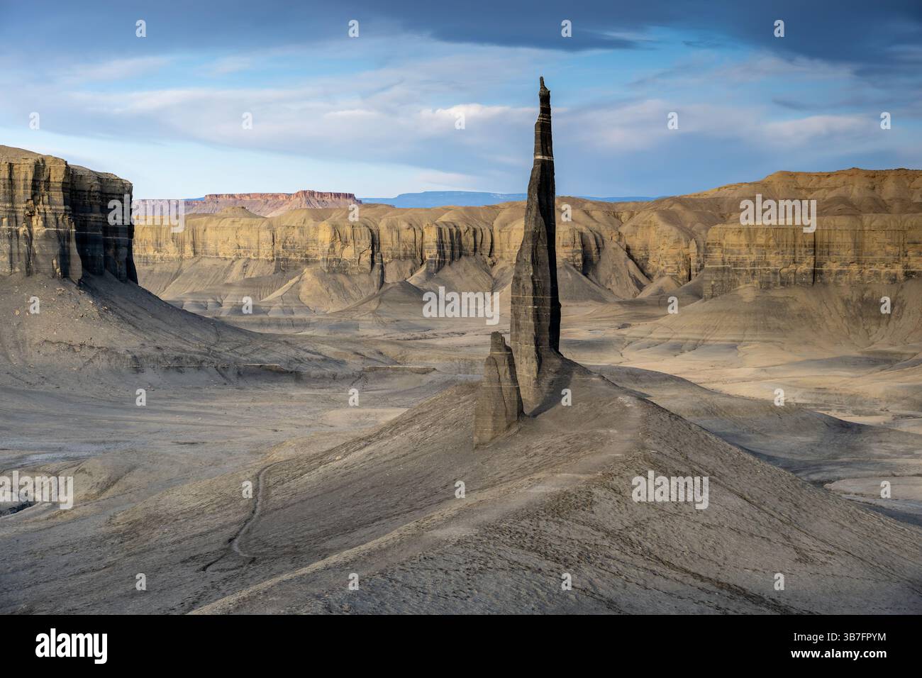 Prima luce su Silver Spire (alias Dark Spire, Pinnacle), San Rafael Swell, vicino Hanksville, Utah. Foto Stock