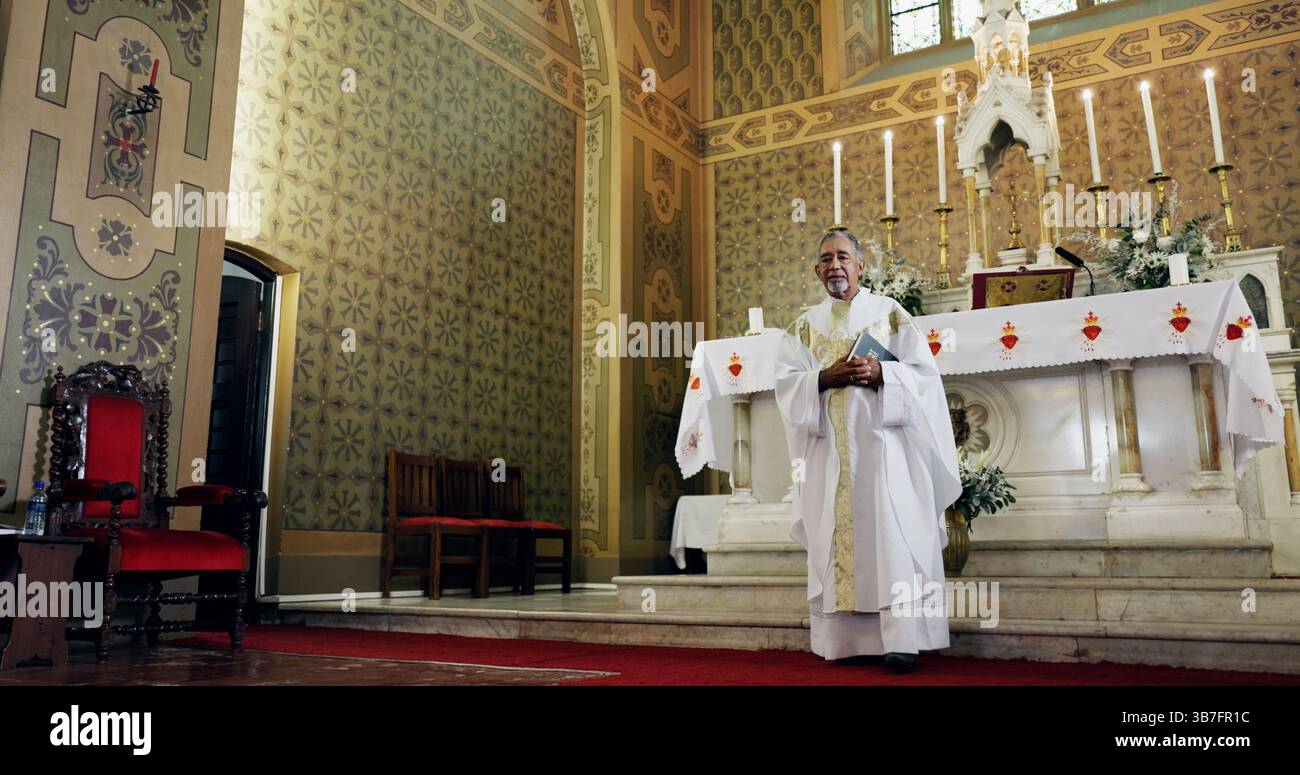 Chiesa, sacerdote e uomo con bibbia, santo e predicatore con libro per sermone, cristianesimo o spirituale. Adorazione, Dio e persona matura con fede Foto Stock
