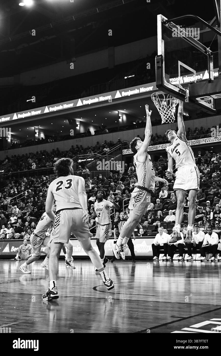 St. Thomas - l'attaccante dei Minnesota Tommies Parker Bjorklund (5) va in alto per un tiro durante un quarto di finale di basket maschile NCAA tra il North Dakota State Bison e l'Università di St. Thomas Tommies al Summit League Championships al Denny Sanford PREMIERE Center di Sioux Falls, SD domenica 10 marzo 2024. St. Thomas ha vinto 68-58..Russell Hons/CSM (immagine di credito: Foto Stock