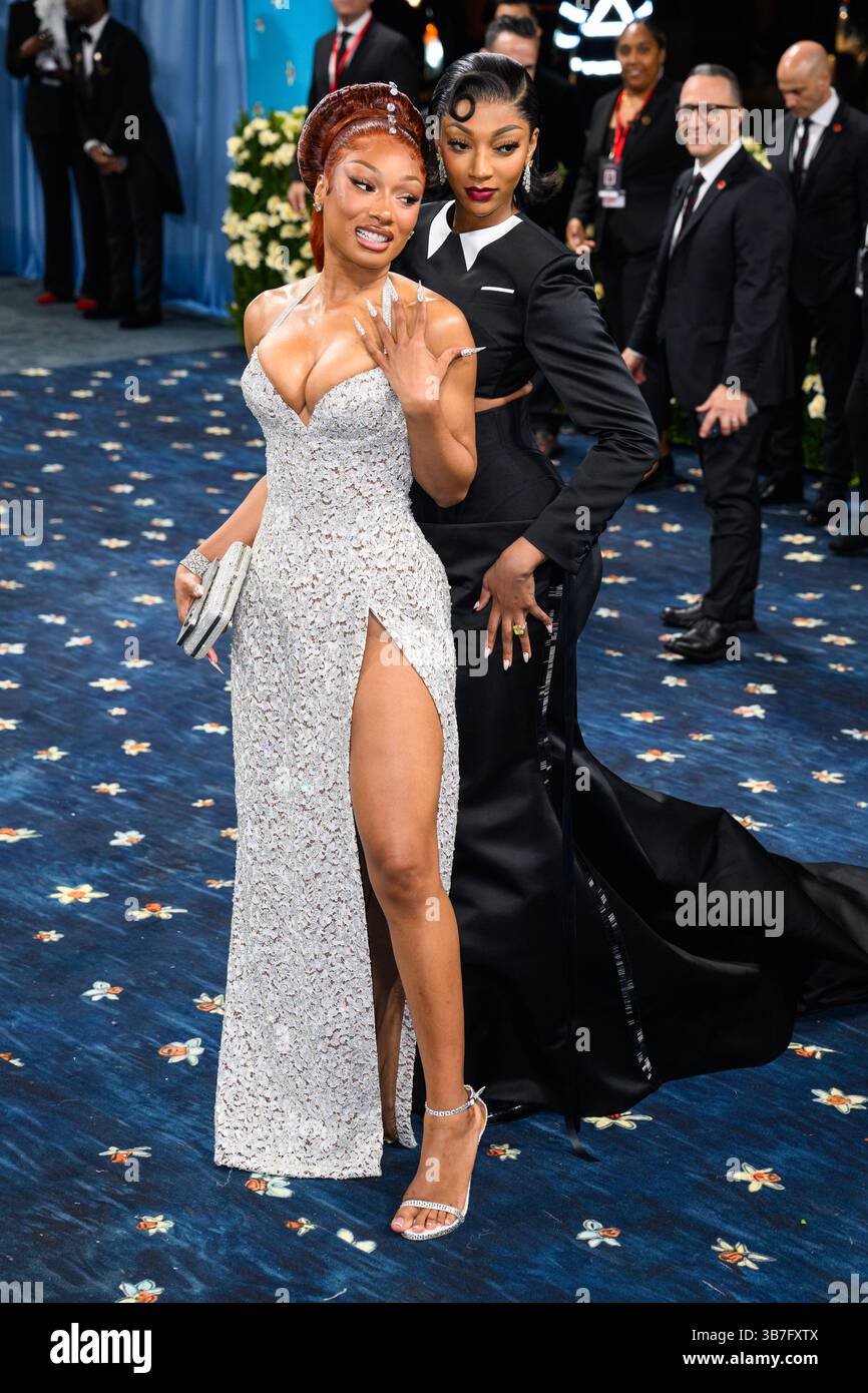 New York, Stati Uniti. 5 maggio 2025. Angel Reese e Megan Thee Stallion frequentano il Metropolitan Museum of Art Costume Institute Benefit Gala 2025. Il credito fotografico dovrebbe essere: Matt Crossick/Alamy Live News Foto Stock