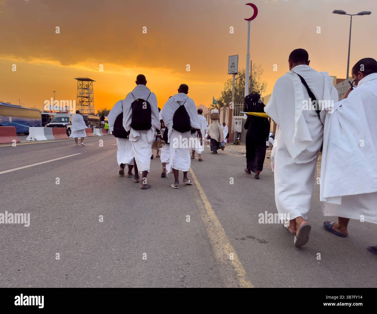 Mecca, Arabia Saudita, 15 giugno 2024: Molti pellegrini Hajj camminano sul campo di Arafat. Il monte Arafat (Jabal Arafat, montagna della Misericordia) è un forgivene Foto Stock