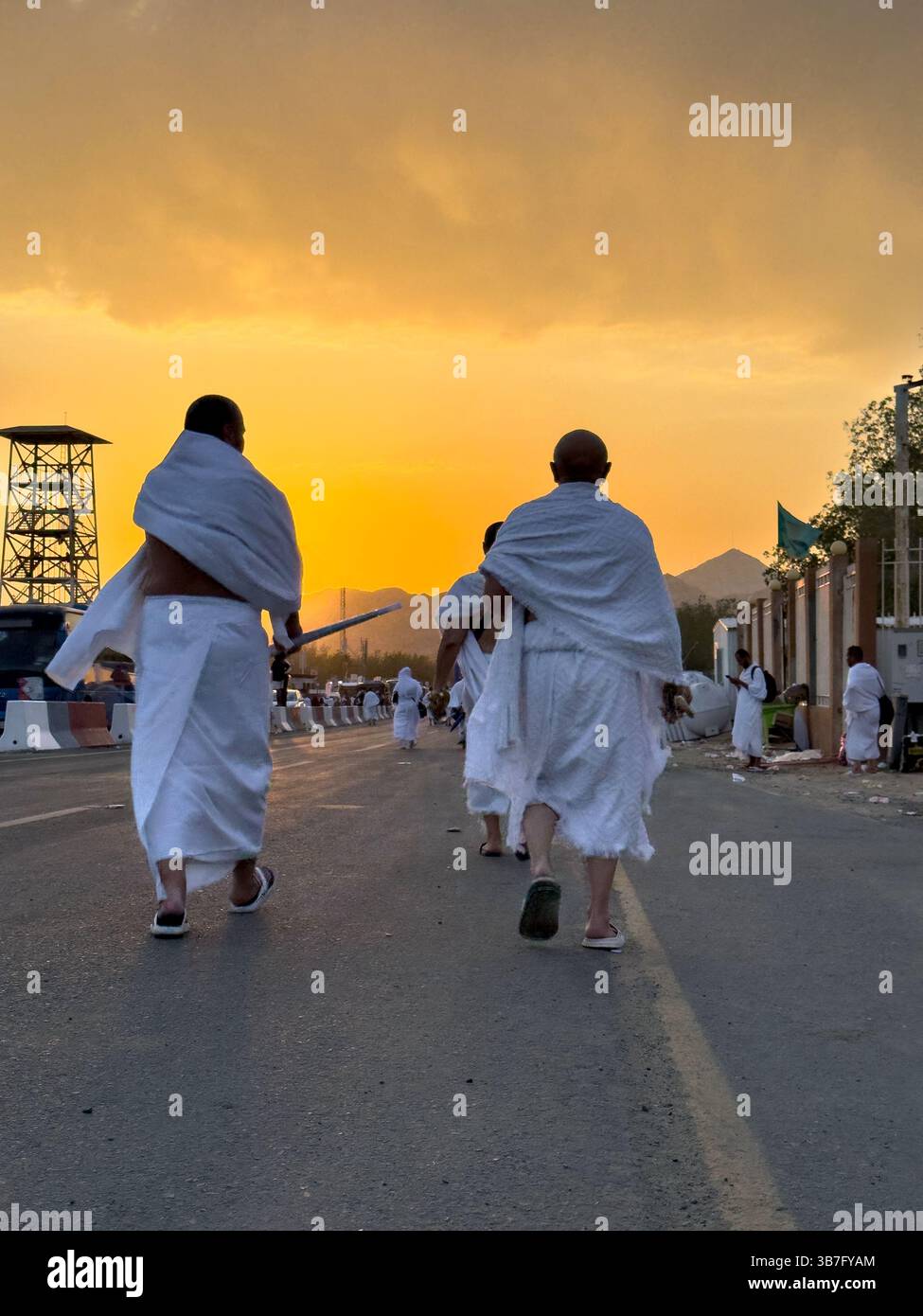 Mecca, Arabia Saudita, 15 giugno 2024: Molti pellegrini Hajj camminano sul campo di Arafat. Il monte Arafat (Jabal Arafat, montagna della Misericordia) è un forgivene - Immagine stock catturata con smartphone