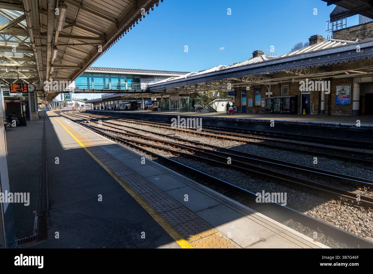 Immagine della stazione ferroviaria di Sheffield che mostra le piattaforme. Foto Stock