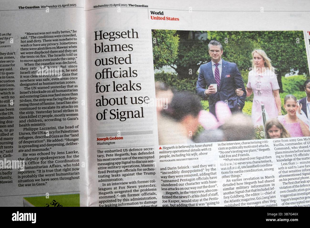 Il segretario alla difesa DEGLI STATI UNITI Pete "Hegseth incolpa i funzionari espulsi per fughe di notizie sull'uso di Signal", titolo del quotidiano Guardian 23 aprile Londra Regno Unito Foto Stock