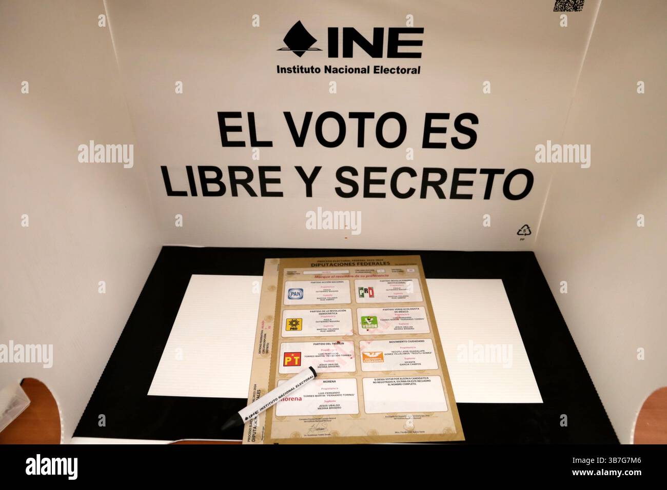 Un documento elettorale mostra durante un tour i pacchetti elettorali che saranno utilizzati per le elezioni del Messico del 2024 il 2 giugno, durante una conferenza stampa all'inizio del ciclo di distribuzione della documentazione elettorale presso il centro di distribuzione logistica di Tultepec. (Immagine di credito: © Luis Barron/eyepix via ZUMA Press Wire) Foto Stock