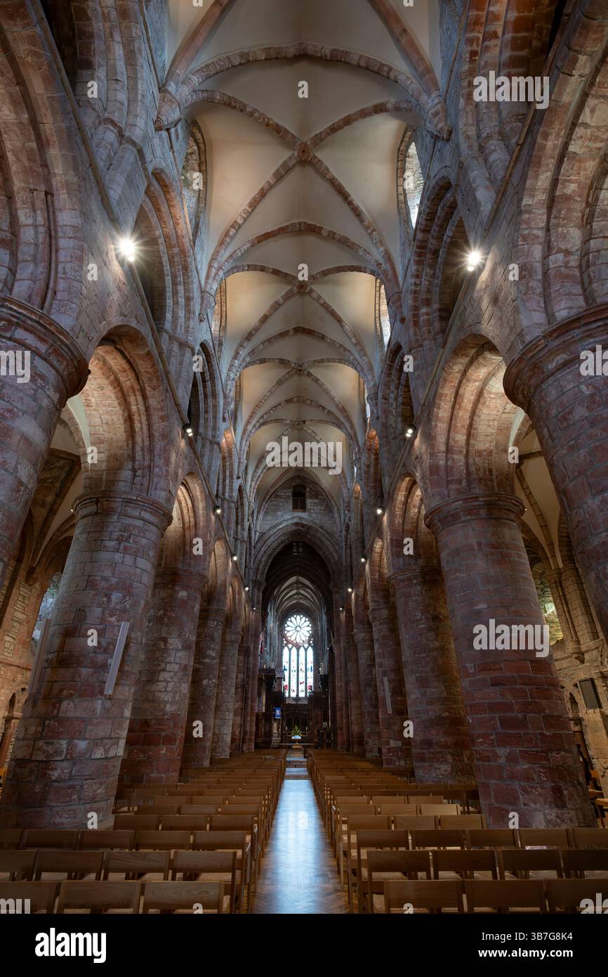 La Cattedrale di San Magnus è un magnifico edificio in pietra arenaria nel centro di Kirkwall, la capitale delle Orcadi nell'estremo nord della Scozia Foto Stock