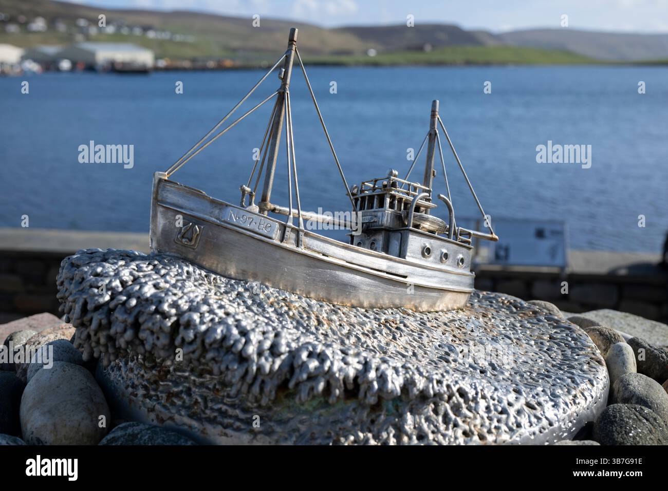 Il memoriale degli autobus delle Shetland a Scalloway Shetland è un tributo al coraggio degli uomini della seconda guerra mondiale che corrono il rischio della cattura tedesca. Foto Stock