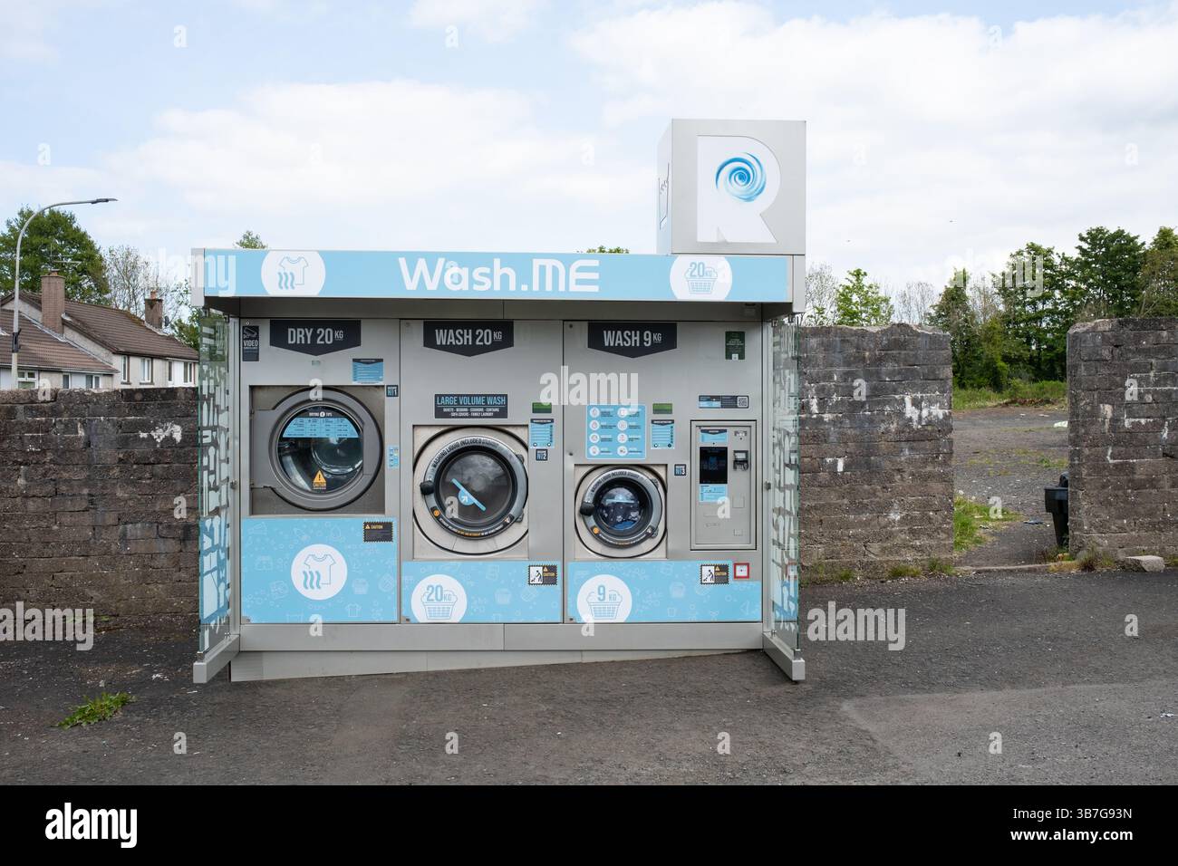 Ballymena, Irlanda del Nord - 6 maggio 2025: LAVATEMI I vestiti pubblici, lavanderia, lavanderia e lavanderia automatica nel parcheggio Foto Stock