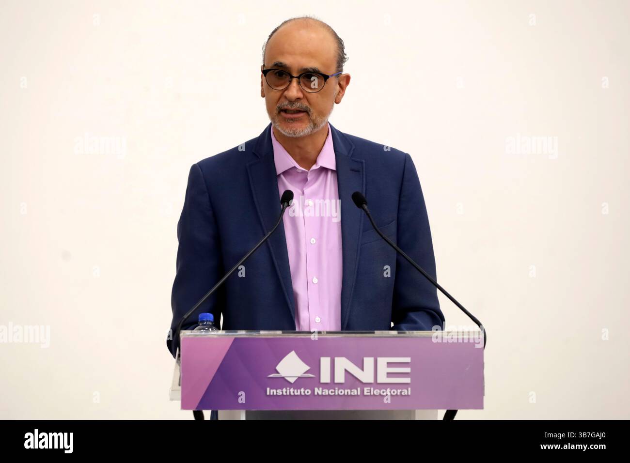 Il consigliere elettorale Jose Martin Faz Mora, interviene durante una conferenza stampa per rendere noto il ciclo di distribuzione dei pacchetti elettorali che saranno utilizzati per le elezioni del Messico del 2024 il 2 giugno, presso il Centro di distribuzione logistica di Tultepec. (Immagine di credito: © Luis Barron/eyepix via ZUMA Press Wire) Foto Stock