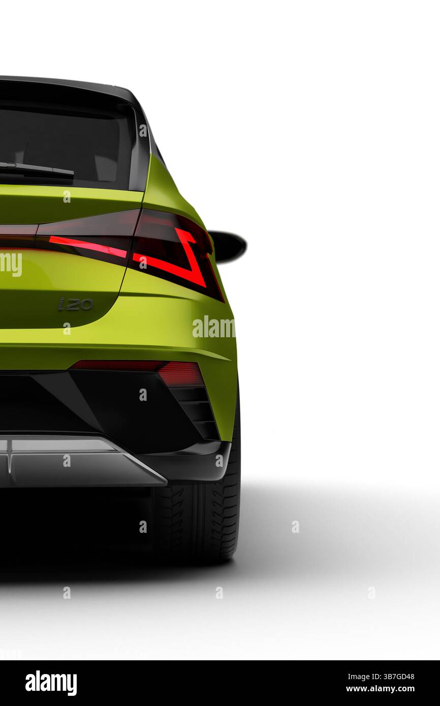 Izmir, Turchia - 6 maggio 2025: Vista posteriore di tre quarti della Hyundai i20 2024 verde che mostra il design dettagliato, su sfondo bianco. Foto Stock