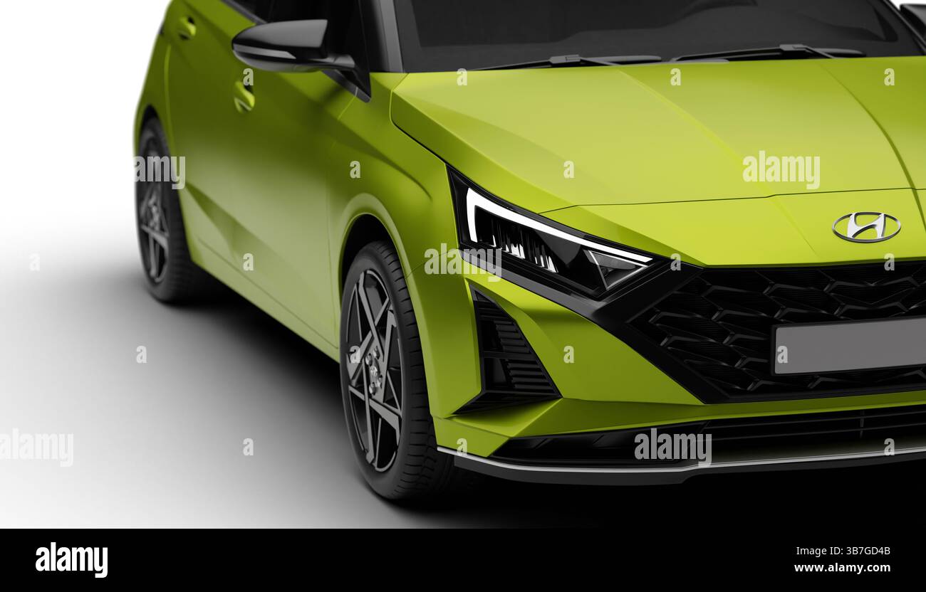 Izmir, Turchia - 6 maggio 2025: Vista anteriore destra del quarto Hyundai i20 2024 verde su sfondo bianco, che mette in risalto lo stile moderno Foto Stock