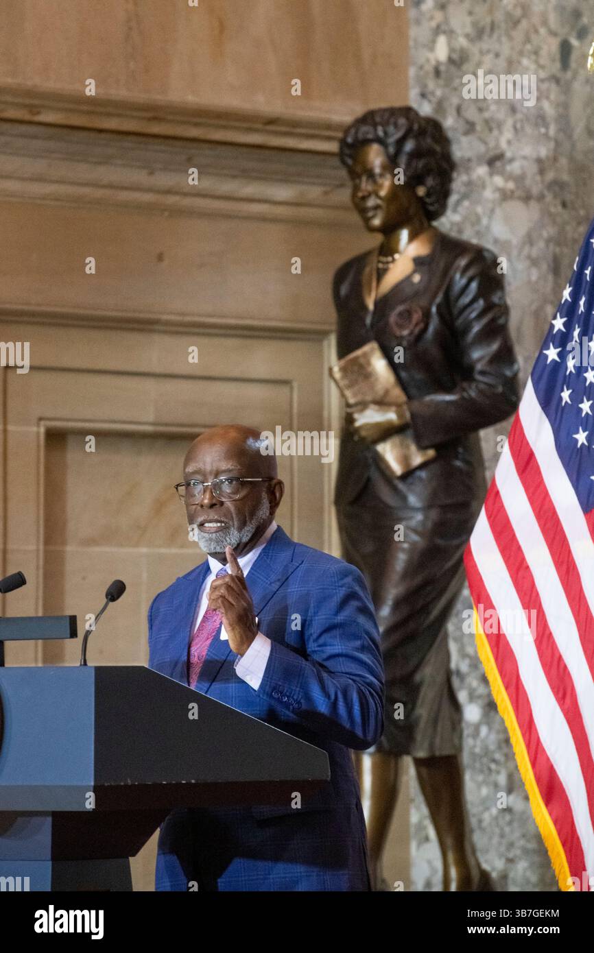 8 maggio 2024, Washington, District of Columbia, USA: Charles King, Presidente del Consiglio della Fondazione del Museo della Casa di Daisy Bates, offre osservazioni in qualità di leader del Congresso che ospitano una cerimonia di dedica della statua in onore di Daisy Bates dell'Arkansas, nella Statuary Hall del Campidoglio degli Stati Uniti a Washington, DC, mercoledì 8 maggio 2024 (immagine di credito: © Rod Lamkey/CNP via ZUMA Press Wire) Foto Stock