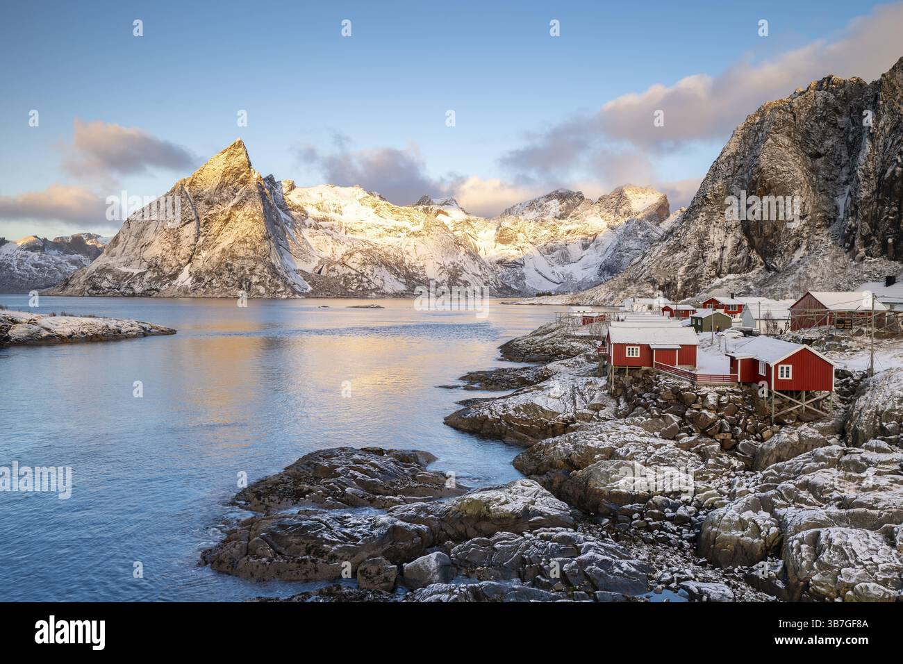 Rifugi per la pesca di Rorbuer di fronte a montagne innevate in inverno, Hamnoy, Moskenesoy, Lofoten, Norvegia, Europa Foto Stock Rifugi per la pesca di Rorbuer di fronte a montagne innevate in inverno, Hamnoy, Moskenesoy, Lofoten, Norvegia, Europa Foto Stock