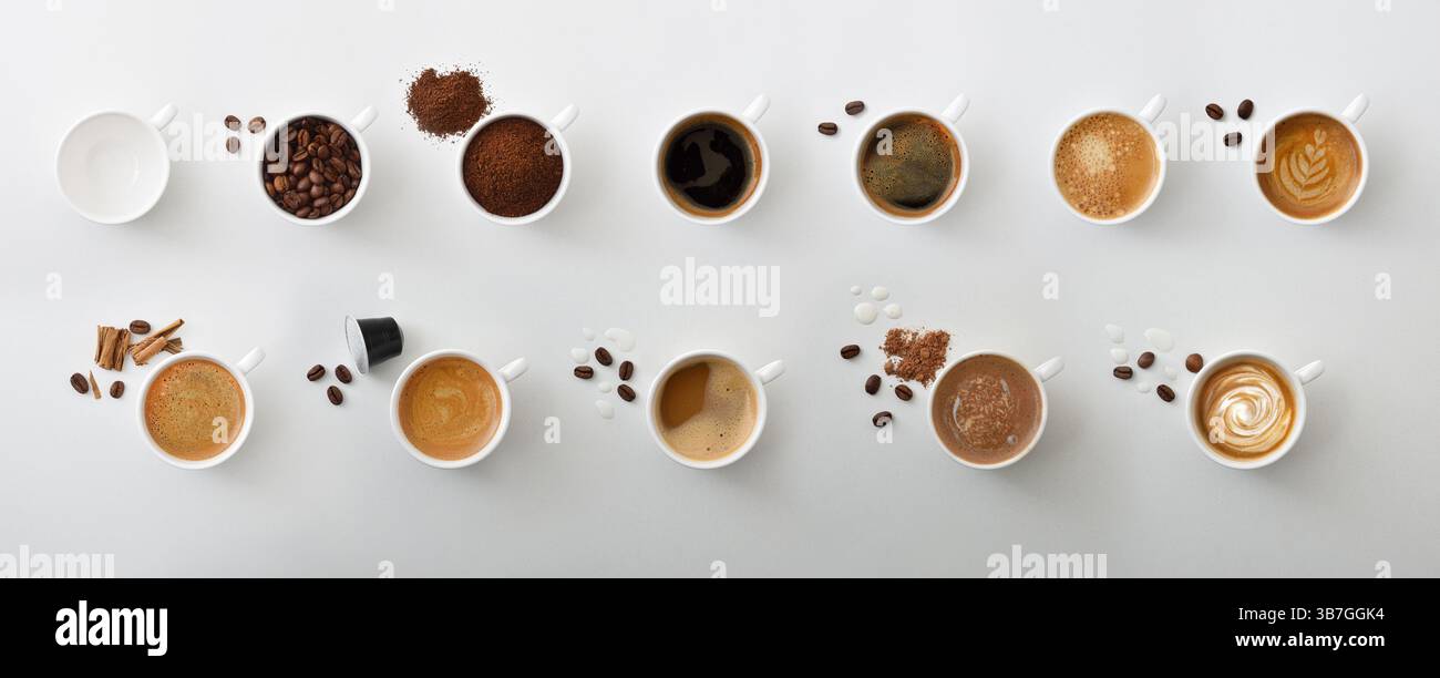 Grande collezione di vari tipi e modi per bere caffè con bevande in tazza di ceramica bianca isolata su un tavolo bianco con ingredienti. Vista dall'alto. Foto Stock