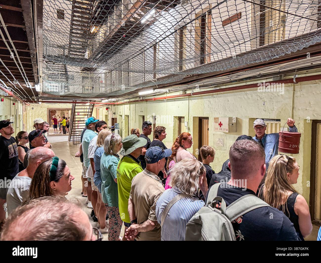 Una guida turistica che descrive la vita in prigione ad un gruppo di visitatori nella prigione di Fremantle, Fremantle (Walyalup), Australia Occidentale, WA, Australia Foto Stock