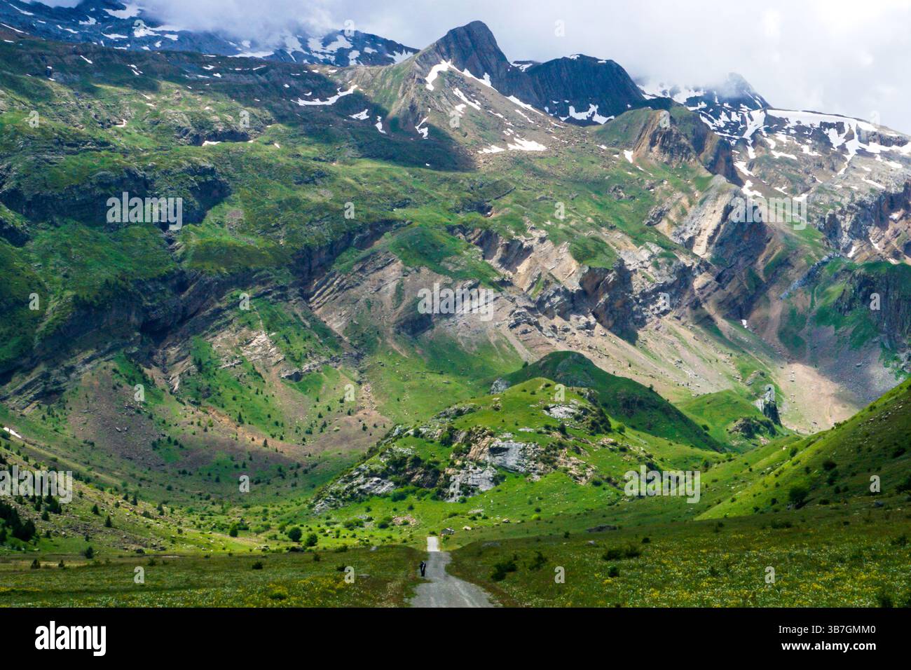 Maestoso paesaggio della Valle De OTAL vicino a Ordesa e Monte Perdido nei Pirenei spagnoli con lussureggianti Montagne Verdi Foto Stock