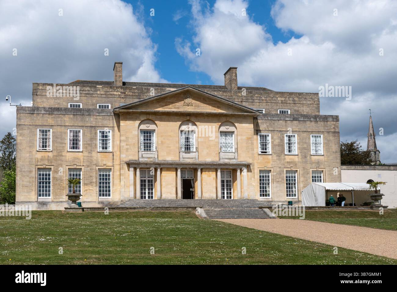 Vista di Gatton Hall nella tenuta di campagna di Gatton Park, edificio classificato di grado II, Surrey, Inghilterra, Regno Unito Foto Stock