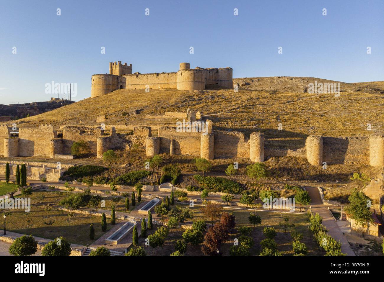 Giardini del palazzo dei Duchi e castello del XV secolo, Berlanga de Duero, Soria, comunità autonoma di Castilla y Leon, Spagna, Europa Foto Stock