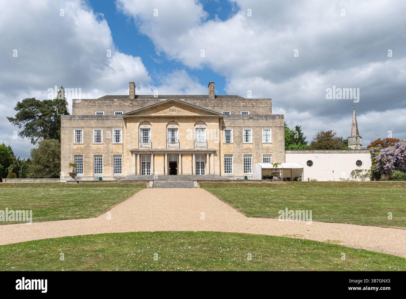 Vista di Gatton Hall nella tenuta di campagna di Gatton Park, edificio classificato di grado II, Surrey, Inghilterra, Regno Unito Foto Stock