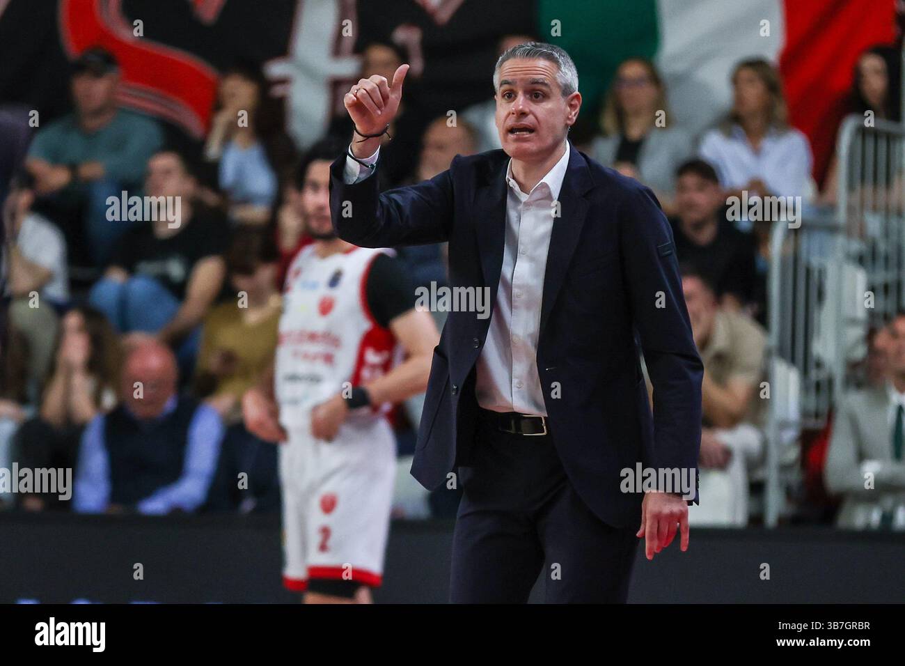 Ioannis Kastritis Capo allenatore della pallacanestro Varese gesti Openjobmetis durante la LBA Lega Basket Una partita di regular season 2024/25 tra pallacanestro Varese Openjobmetis e pallacanestro Trieste all'Itelyum Arena. Punteggio finale: Pallacanestro Varese Openjobmetis 85 | 80 pallacanestro Trieste. Foto Stock