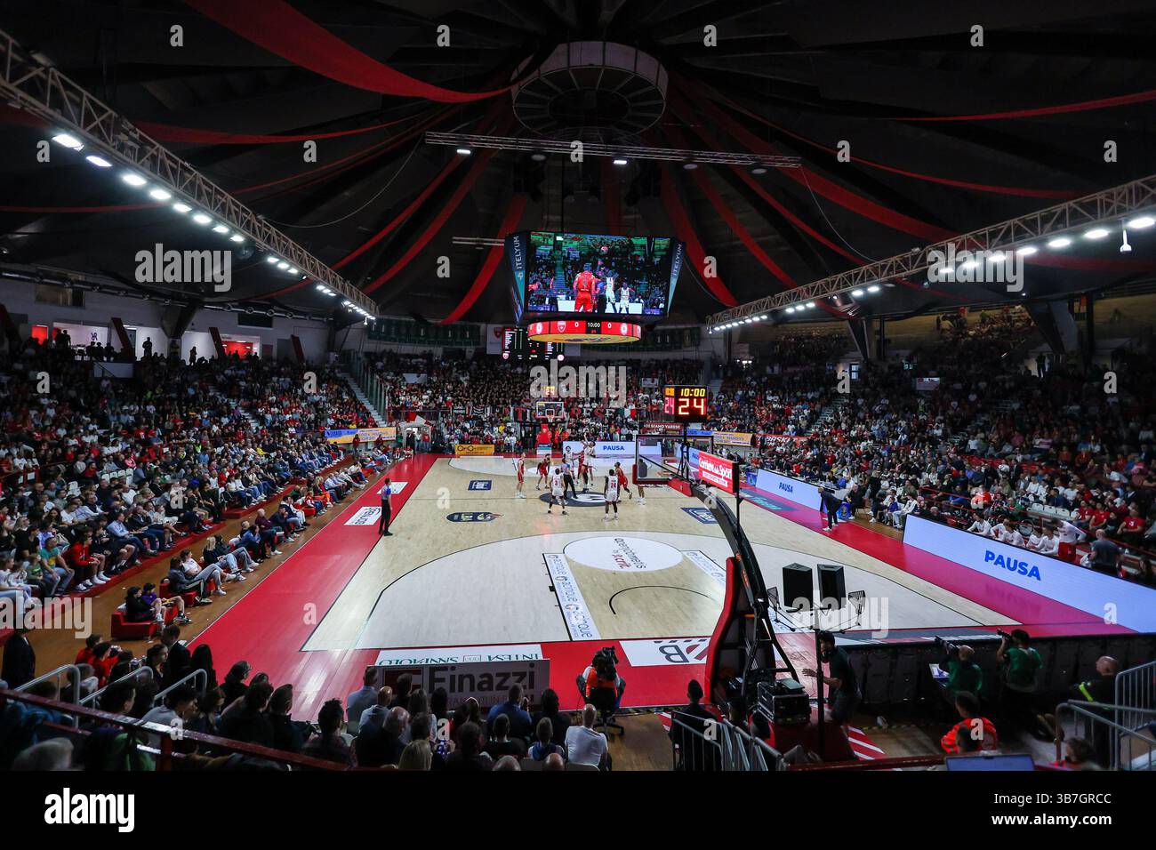 Vista interna dello stadio dell'Itelyum Arena durante l'LBA Lega Basket Una partita di regular season 2024/25 tra pallacanestro Varese Openjobmetis e pallacanestro Trieste. Punteggio finale: Pallacanestro Varese Openjobmetis 85 | 80 pallacanestro Trieste. Foto Stock