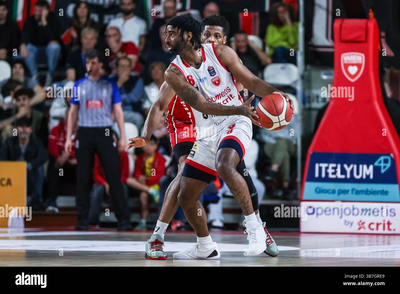 Desonta Bradford #8 della pallacanestro Varese Openjobmetis vista in azione durante LBA Lega Basket Una partita di regular season del 2024/25 tra pallacanestro Varese Openjobmetis e pallacanestro Trieste all'Itelyum Arena. Punteggio finale: Pallacanestro Varese Openjobmetis 85 | 80 pallacanestro Trieste. Foto Stock