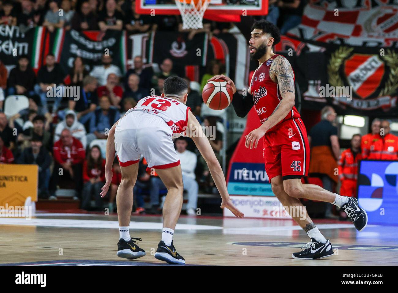 (R) Denzel Valentine n. 45 della pallacanestro Trieste visto in azione durante LBA Lega Basket Una partita di regular season del 2024/25 tra pallacanestro Varese Openjobmetis e pallacanestro Trieste all'Itelyum Arena. Punteggio finale: Pallacanestro Varese Openjobmetis 85 | 80 pallacanestro Trieste. Foto Stock